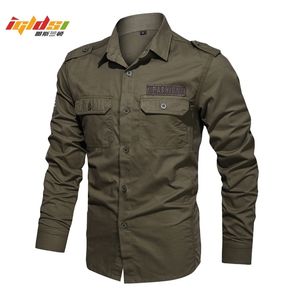 Camisas de carga para homens estilo militar casual manga longa tática botão de bolso de primavera botão masculino impressão letra 220324