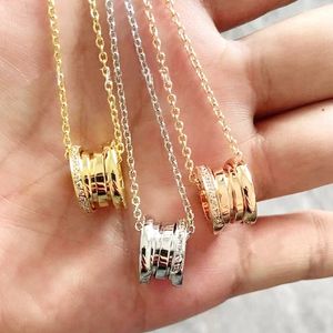 Europa America Moda Stile Uomo Donna Donna Acciaio inossidabile 18k Oro inciso B Lettera Bordi Collana con catena pendente con diamanti a mezza pavimentazione