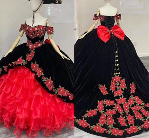 2022 Puffy Velvet Black and Red Quinceanera Dresses Charro Pearls 꽃 아플리케가 어깨 오르간 꺼짐 organza 계층화 된 스커트 댄스 파티스 달콤한 16 드레스 공 가운