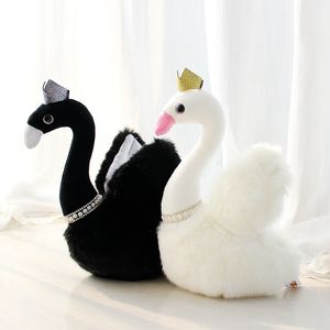 Principessa Corona Cigno Nero Peluche Ricordi Giocattolo Collana Peal Cigni bianchi Coppia Regina Peluche Decorazioni di nozze Bambole 28 cm 1005 D3