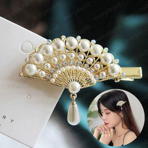 Korea Elegant Pearl Fan-formade hårklipp Rhinestone Hairpins Barrettes Hönsvagnar Hårkläder Kvinnor Sidhårnålsmycken Tillbehör