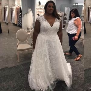 Nuovo arrivo A Line Lace Plus Size Abiti da sposa con maniche corte con scollo a V Beach Bridal Gowns