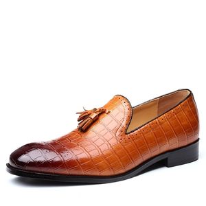 Män brogue skor läder klänning skor snidade tofs brittiska stil skor fest casual bröllop man loafers lädersko 37-48 y200420