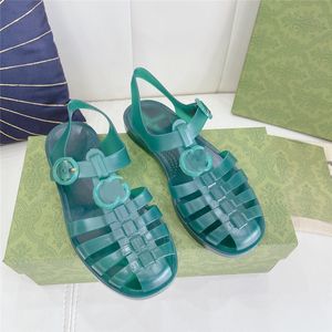 2022 Projektanci sandałów Kobiety sandałowe gumowe kapcie galaretki kapcie plażowe płaskie swobodne buty alfabet różowy zielone cukierki kolory butów rzymskie 35-40
