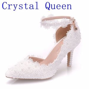 Crystal Queen White Lace Flower Buty ślubne poślizg na spiczastej palcach buty ślubne na wysokim obcasie Kobiety Pumki płytkie spiczaste palce 8cm CJ191217