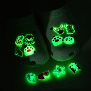 MOQ 50 st hund koala räv grodmönster fluorescerande krok charm 2d pvc glöd i mörka sko charms dekorationer tillbehör lysande skoknappar spännen passar sandaler