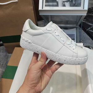 Designer de luxo Sapatos casuais brancos título do rebite de couro feminino masculino flagelas de rebite tira metálica de couro multicolor moda clássica de verão ginásio