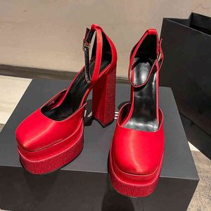 Nya sexiga kvinnors pumpar lyx varumärkesdesigner sandaler Silk Tjock High Heel Platform Rhinestone Women Shoes Red Pink Purple 220520