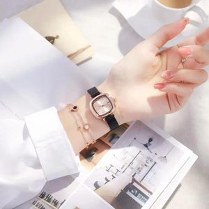 Luxo feminino relógios designer estilista à prova d'água estilo coreano simples retro luz de luxo tendência temperamento quadrado pequeno mostrador feminino ladrinho cinto de cinto fsf