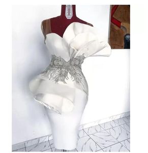 2022 Modest Branco Com Alças Transparentes Vestidos De Coquetel Ruched Cetim Na Altura Do Joelho Curto Vestidos De Noite De Formatura Lantejoulas Cristais Apliques Frisados Árabe Festa Formal Desgaste De Clube