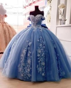 Mexikanska Sky Blue Quinceanera klänningar med D blommig applikation Elegant utanför axelkorsetten tillbaka med Big Bow Sweet Dress Robe de Prom Evening Gowns BC13150
