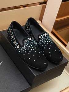 2022 Sapatos de alta qualidade Moda Men Spikes Casual Designer de luxo Rhinestone Shoe Dress Party Walking Shoes Sneakers Chaussures Tamanho 38-44 com caixa