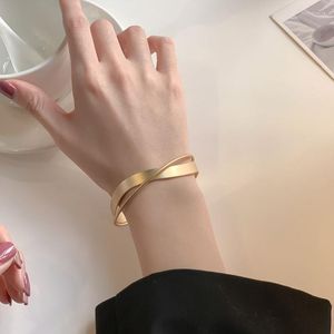 Fios de miçangas 2022 Moda Simple nobre temperamento geométrico Design cruzado Matte Gold Metal Open Bracelet para mulheres trum22