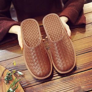 2022 Весенние плетеные кожаные тапочки мужчины для домашней обуви для домашних туфель