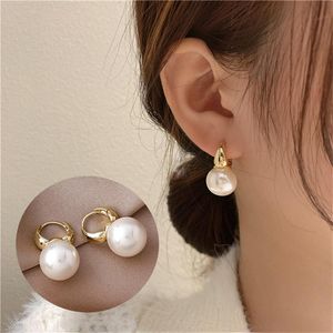 Pearl Huggie Hoop Ohrringe großhandel-Hoop Huggie niedliche Perlenschstene Ohrringe für Frauen Gold Farbe Ehrdrop Minimalist winzige Huggies Hoops Hochzeitsmodeschmuckhoop