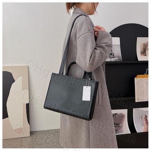 MacBook stora minikvinnor totes axelväskor 2023 Hantera handväskor läder crossbody väska långa remmar lyxdesigner präglade tote påse kvinnors handväska 20 cm 32 cm