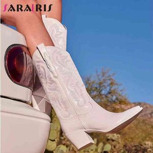 Sarairis Big Size 43 새로운 브랜드 여성 서부 부츠 자수 청키 하이힐 플랫폼 신발 패션 레트로 로마 카우보이 부츠 Y220707