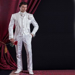 カスタムメイドバロックスタイルの新郎Tuxedos Groomsmanスーツイブニングスーツ刺繍ホワイトマンズスーツ（ジャケット+パンツ+ベスト）