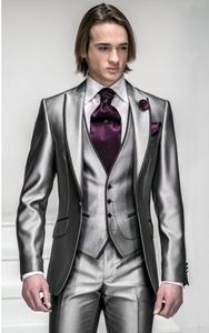 Ny ankomst Slim Fit Silver Grå Satin Groom Tuxedos Bästa Man Peak Lapel Groomsmen Män Bröllop kostym Brudgum (Jacka + Byxor + Tie + Vest) H804