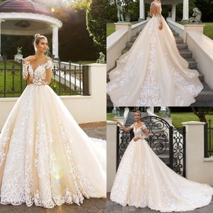 Skromne suknie ślubne z długim rękawem Sheer dekolt Open Back Lace Appliqued Bridal Dress 2018 Country Garden Ball Suknie