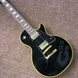 Schwarze Custom-Shop-E-Gitarre mit goldfarbener Hardware, mit gelbem Binding und Logo, hochwertige chinesische Gitarre
