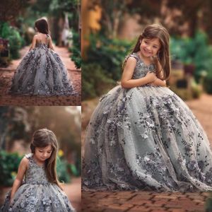 2017 Pageant Dresses Sier Gray Spaghetti Stems Backless Lace Applique Pärlor 3D Floral Ruffy Kids Flower Girls Dress Födelsedagsklänningar
