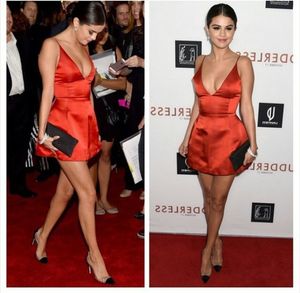 Selena Gomez Red Dywan Suknie Krótkie Wieczór Party Club Dress V Neck Tanie Backless Evening Prom Cocktail Sukienki Kobiety Sexy Wear