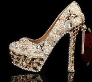 Splendide scarpe da sposa eleganti da sposa in cristallo con strass di lusso, scarpe da sera con tacchi alti da donna con perline ingioiellate