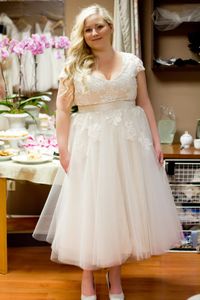 Elegancki Light Champagne Plus Size Suknie Ślubne V Neck Cap Sleeve Tulle Koronki Długość Herbaty Suknie Ślubne Rocznika Czeski Suknia Ślubna