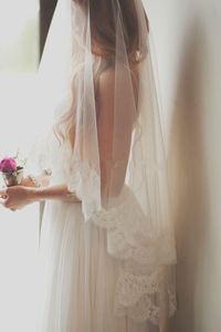 2015 رومانسية رخيصة الزفاف الحجاب طبقة واحدة الإصبع طول الحجاب الزفاف مع حافة الدانتيل الأبيض العاج الحجاب للعروس شحن مجاني