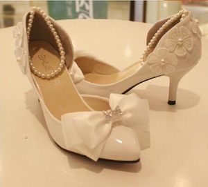 Fashion Holy White Wedding Shoes Pear Anklets Applique Bow Rhinestones Olika klackar för att välja Walking Graceful Events Bridal Shoe280o