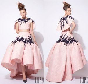 2016 Ashi Studio Blush Pink Aftonklänningar Två Piece Hi-Low Ruffles Klänningar Kvällskläder med Wrap Black Appliques Promobe de Soiree