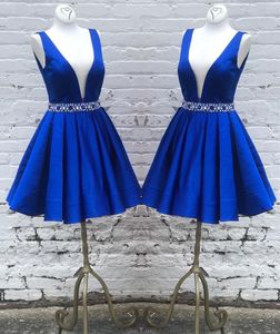 2018 Billiga Royal Blue Short Dresses Evening Party Prom Klänning Deep V Neck Crystal Beaded Ribbon En linje Satin Ruched Backless Homecoming Gowns