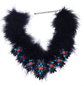 New Fashion Gun Black Plated Chain Charmm Rhinestone Resina Natural Bads Colar Black Feather Bib Declaração para jóias femininas