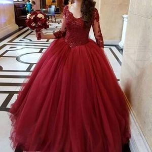 Attraktiva Burgundy Prom Klänningar Boll Gown Prom Dress V Neck Illusion 3/4 Ärmar Beaded Lace Appliques Top Puffy Tulle Evening Party Gowns