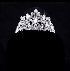 Uppsättningar 2017 Hot Sell Ny Luxury Rhinestone Halsband örhängen Threepiece Bridal Wedding Tiaras Crown Hair Accessories Box