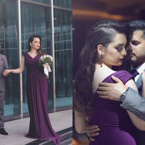 2017 Aubergine Lila Chiffon Lange Plus Size Abendkleider Günstige V-Ausschnitt Geraffte Plus Size Formale Umstandskleider Party Abendgarderobe EN11089