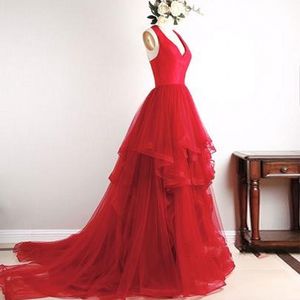 Gorgeous Red Halter Tulle Backless Prom Klänningar V Nacke Ärmlös Tiered Skirt Long Prom Klänning Formell Evening Kappor Aftonklänningar