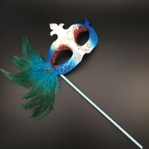 Maschere di lusso della piuma di piume sulla maschera di maschera veneziana del bastone Maschera di Masquerade Mardi Gras Costume di Halloween Mask Color Spedizione Gratuita