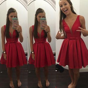 Hot Red Party Dresses 2016 Prom Dress Custom Sexy scollo a V Elegante A-Line Backless Satin Abiti da sera formale Lunghezza al ginocchio Spedizione veloce