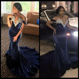 Dark Blue Velvet Mermaid Dresses Evening Wear Pärled från axeln Deep V Neck Prom Glänningar Appliced ​​Sweep Train Formell klänning316g