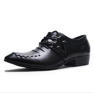 Męskie Derby Buty Prawdziwej Skóry Business Casual Shoes Plisowane Sukienka Sukienka Sukienka Dress Designer Marka Obuwie ślubne Metalowe Logo V