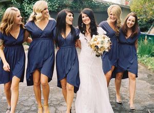 2022 Marineblaue, knielange Land-Brautjungfernkleider mit V-Ausschnitt, Chiffon, Übergröße, kurze Ärmel, formelle Hochzeit, Abendgarderobe, Trauzeugin-Kleid