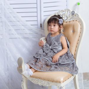 Vestito da ragazza di fiore grigio per abiti da cerimonia nuziale di pizzo pieno lunghezza tè del merletto per bambini con grande fiocco indietro