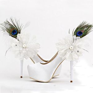 高級アップリケと羽の女性のハイヒールの白いサテンの結婚式の靴5.5インチのヒールファッションプラットフォームの花嫁の靴の母
