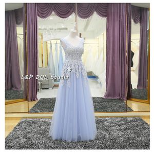 Hellblaue Abendkleider, lange Ballkleider, V-Ausschnitt, ärmellose Falten, Tüll, Blumenapplikationen und Perlen, formelles Kleid
