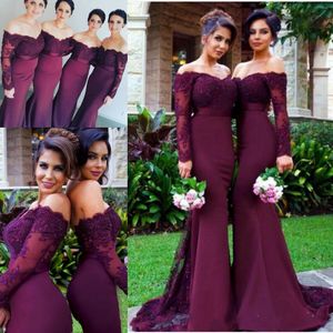 Elegant Burgundy Off Shoulder Lace Långärmad Brudtärna Klänningar För Bröllop Satin Mermaid Sweep Train Kvinnor Formella Party Klänningar