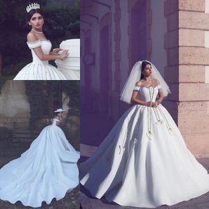Arabskie luksusowe suknie ślubne do panny młodej Off frezowania ramię aplikacje suknia piłka suknie ślubne z długim pociągiem koronki w górę tylnej sukienki ślubnej