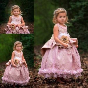 Rumieniec Różowy Ball Suknia Dziewczyny Korowne Suknie Z Handmade Kwiaty Ruffles Peplum Dzieci Urodziny Dress Długość Vintage Kwiat Girl Dress