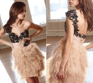 Peles e laço mini cocktail vestidos de casa 2017 vestidos de festa curto sem encosto vestido de formatura de baile de penas de um vestido de renda